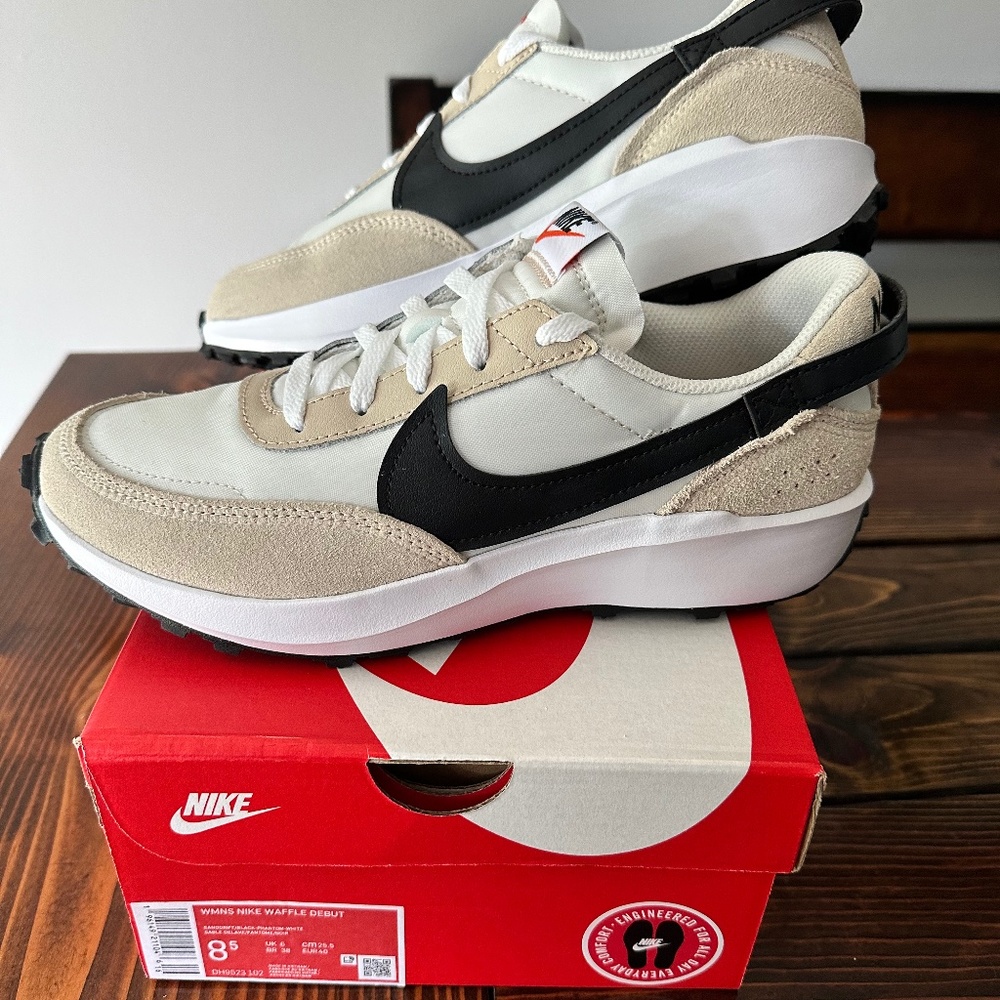 NEW! Nike Waffle Debut size W8.5/M7